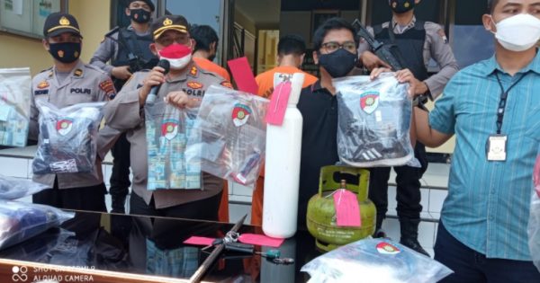 Kapolres Magelang, AKBP Ronald A Purba memimpin konferensi pers penangkapan tersangka pembobol ATM. Foto:mis/teraskata.com
