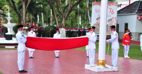Upacara penurunan bendera merah putih pada peringatan HUT Kemerdekaan RI ke-76 di Halaman Rujab Gubernur Gorontalo, Selasa (17/8/2021). foto:ivan/teraskata.com