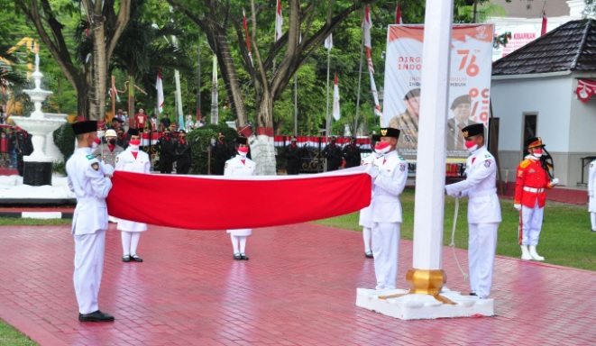 Upacara penurunan bendera merah putih pada peringatan HUT Kemerdekaan RI ke-76 di Halaman Rujab Gubernur Gorontalo, Selasa (17/8/2021). foto:ivan/teraskata.com