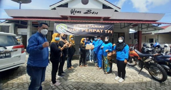 Fospen menyalurkan bantuan masker ke Ormas Perpat, Jumat (6/8/2021). Foto: Lan/teraskata.com