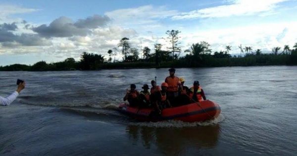 Tim SAR melakukan pencarian terhadap korban pincara terbalik di Desa Beringin Jaya, Kecamatan Baebunta Selatan, Kabupaten Luwu Utara, Sulawesi Selatan, Selasa (17/8/2021). Foto via tribunnews.com