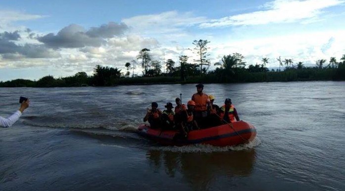 Tim SAR melakukan pencarian terhadap korban pincara terbalik di Desa Beringin Jaya, Kecamatan Baebunta Selatan, Kabupaten Luwu Utara, Sulawesi Selatan, Selasa (17/8/2021). Foto via tribunnews.com