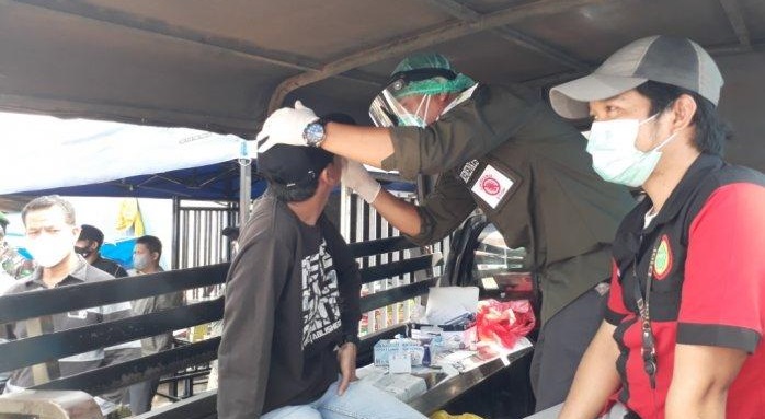 Warga yang berkeliaran tidak menggunakan masker menjalani swab antigen di Pasar Wasuponda, Luwu Timur, Minggu (29/8/2021). Foto via laman tribunnews.com