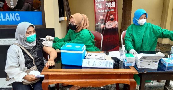 Petugas Vaksin Merdeka Candi Polres Magelang melaksanakan penyuntikan vaksin kepada peserta salah warga. Foto:mis/teraskata.com
