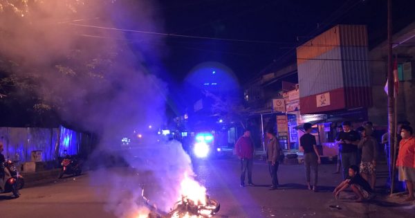 Sebuah motor dibakar di Jalan Andi Mackulau Kota Palopo, Minggu (5/9/2021) dini hari.