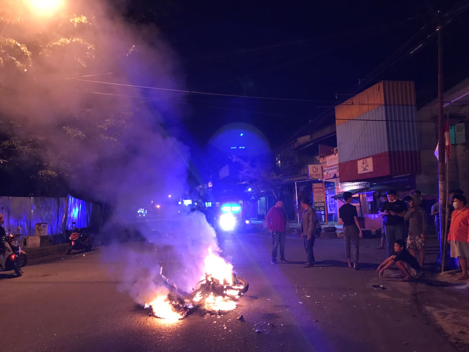 Sebuah motor dibakar di Jalan Andi Mackulau Kota Palopo, Minggu (5/9/2021) dini hari.