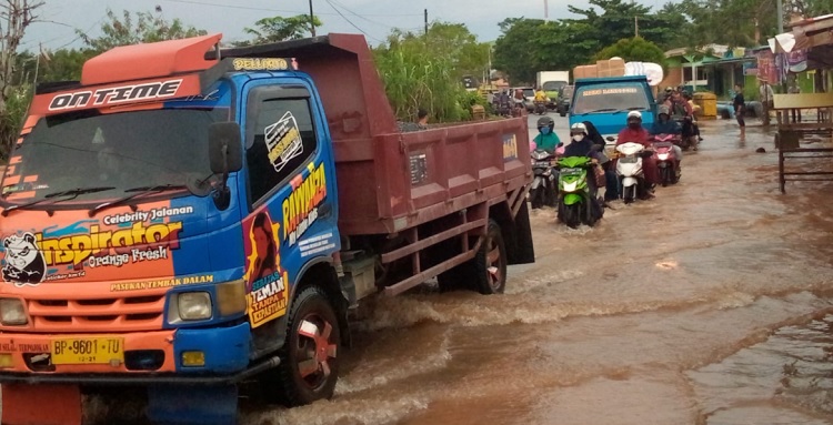 Banjir di ruas Jalan Adi Sucipto Kota Tanjungpinang, Senin (27/9/2021). Foto:lanni-teraskata.com