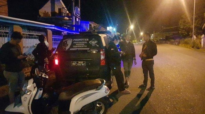 Polisi mengamankan bentrok kelompok pemuda Ponjalae dan Balandai di Jalan Andi Tenriadjeng Kota Palopo, Rabu (29/9/2021) malam. Foto:Ist