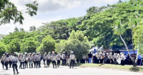 Aparat kepolisian berjaga di sekitar teluk Kebi hingga TPI Kendari pasca bentrok Selasa (14/9/2021) pagi. Foto via laman MetroKendari