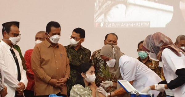 Gubernur Kepri, Ansar Ahmad memantau pelaksanaan vaksin ibu hamil dan menyusui di RS Hj Bunda Halimah, Kepulauan Riau, Minggu (26/9/2021). Foto: lanni-teraskata.com