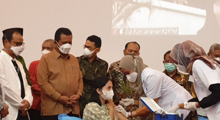 Gubernur Kepri, Ansar Ahmad memantau pelaksanaan vaksin ibu hamil dan menyusui di RS Hj Bunda Halimah, Kepulauan Riau, Minggu (26/9/2021). Foto: lanni-teraskata.com