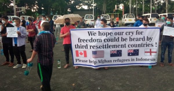 Sejumlah imigran asal Afghanistan unjuk rasa menuntut kejelasan negara ketiga di Lapangan Pamedan, Tanjungpinang, Kepulauan Riau, Senin (27/9/2021). Foto:lanni-teraskata.com