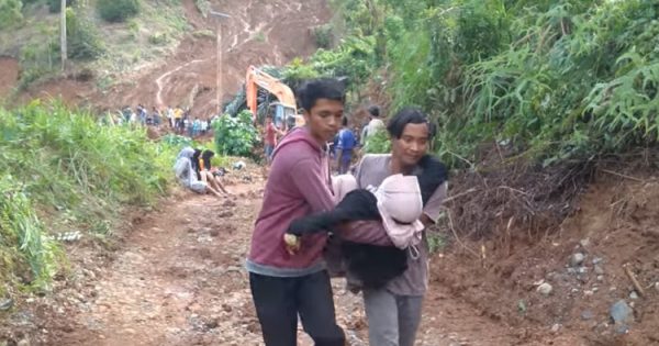 Proses evakuasi ratusan mahasiswa IAIN Palopo yang terjebak longsor di Desa Siteba, Walenrang Utara, Luwu, Sulsel, Sabtu (25/9/2021) sore. Foto: Facebook Zweb Laibe