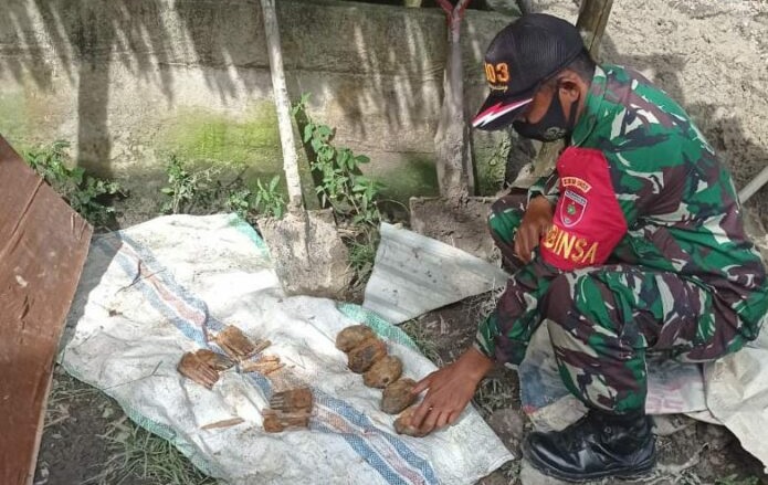 Penemuan granat dan puluhan butir peluru di Desa Mari-mari, Sabbang Selatan, Luwu Utara, Senin (6/9/2021).