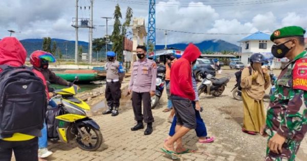 Tim gabungan memeriksa warga yang keluar masuk Pelabuhan Timampu, Kecamatan Towuti, Luwu Timur, Senin (6/9/2021). Foto: erik/teraskata.com