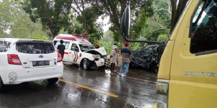 Tabrakan ambulans dan mobil pick up di Jalan Trans Sulawesi, Desa Manunggal Kecamatan Tomoni Timur, Luwu Timur, Sulsel, Rabu (29/9/2021). Foto: via laman Batarapos.com