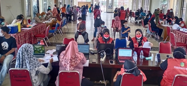 Pelaksanaan Vaksin Covid-19 oleh KNPI Luwu Timur di Aula Serbaguna Wotu, Jumat (17/9/2021). Foto:ist