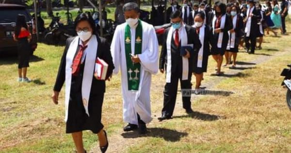 Wakil Bupati Minahasa Selatan Pdt. Petra Yani Rembang menghadiri ibadah Minggu sekaligus peringatan hari pengucapan syukur di Gereja GMIM Alfa Omega Tumpaan dan di Gereja GMIM Solagratia Matani, Minggu (26/09/2021).