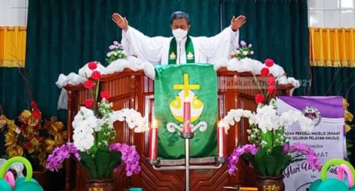 Wakil Bupati Minahasa Selatan Pdt. Petra Yani Rembang menghadiri ibadah Minggu sekaligus peringatan hari pengucapan syukur di Gereja GMIM Alfa Omega Tumpaan dan di Gereja GMIM Solagratia Matani, Minggu (26/09/2021).
