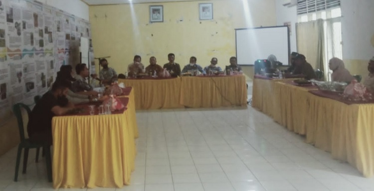 Warga Desa Bontocini Kecamatan Rumbia, protes ke DPMD Jeneponto terkait tidak masuknya warga desa tersebut dalam DPT Pilkades 2021, Kamis (23/9/2021). Foto: as/teraskata.com