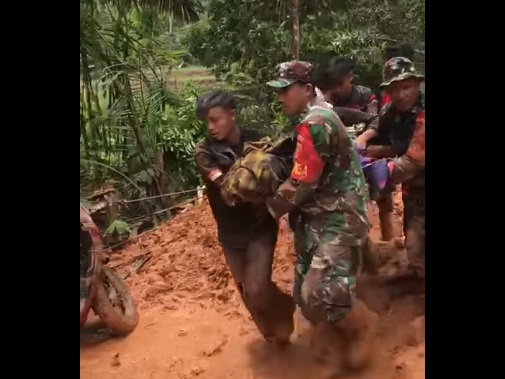 Proses evakuasi empat anak Kades Ilanbatu yang tertimbun longsor Minggu (3/10/2021) petang lalu.