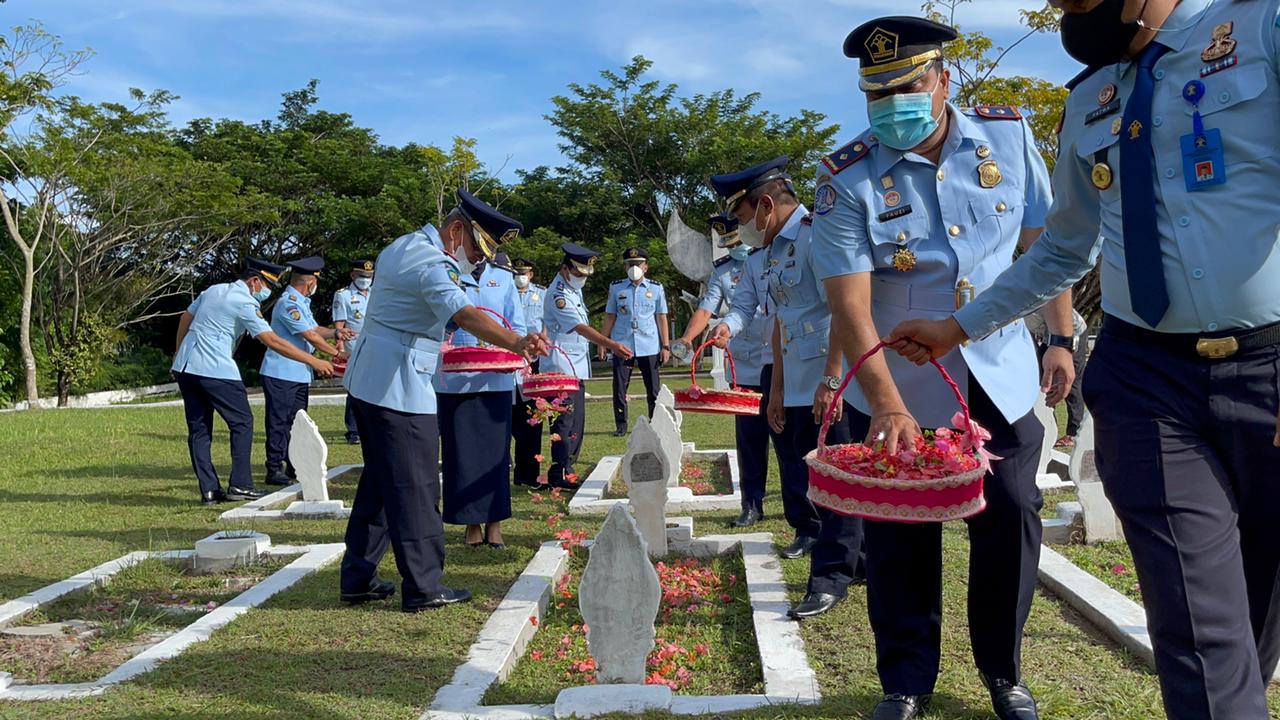 Bapas Lhokseumawe Ziarah Dan Tabur Bunga Di Makam Pahlawan | TERASKATA.COM