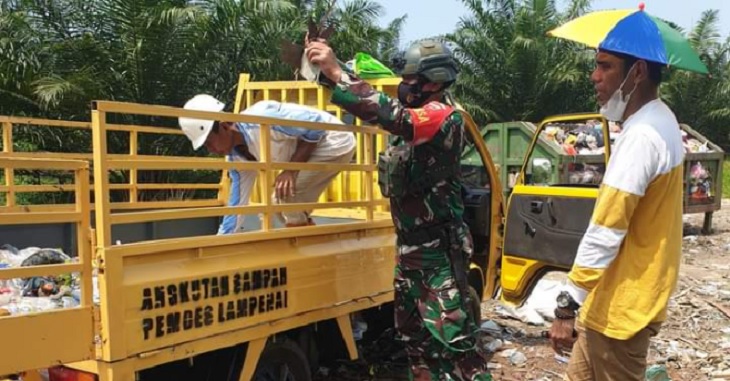 Kepala Desa Lampenai, Zainal Bahri memimpin gotong royong membersihkan lingkungan di desanya, Kamis (7/10/2021). Foto:ist