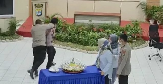 Tangkapan layar video Kapolres Nunukan AKBP Syaiful Anwar hajar anak buah sampai tersungkur.
