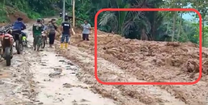 Lokasi rumah di Desa Ilanbatu Uru yang rata dengan tanah akibat longsor, Minggu (3/10/2021) lalu. Foto:laman Batarapos.com