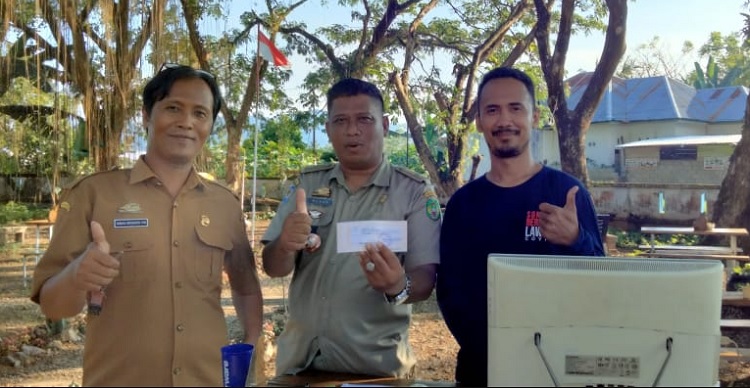 Lurah Salekoe, Wawan Wahid (tengah).