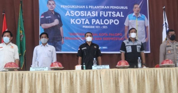 Ketua KONI Palopo, Hairul Salim (paling kiri) ketika menghadiri pelantikan pengurus AFK Palopo, di Gedung Futsal Sinar Situju, Minggu (17/10/2021). Foto: Tim Media AFK Palopo