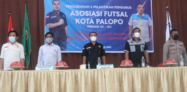 Ketua KONI Palopo, Hairul Salim (paling kiri) ketika menghadiri pelantikan pengurus AFK Palopo, di Gedung Futsal Sinar Situju, Minggu (17/10/2021). Foto: Tim Media AFK Palopo