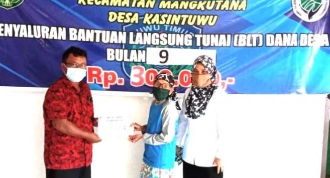 Penyaluran BLT DD tahap 9 Desa Kasintuwu, Rabu (6/10/2021). Foto:ist