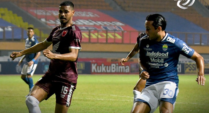 Pertandingan Persib vs PSM di Stadion Wibawa Mukti Bekasi, Sabtu (2/10/2021) malam, berakhir imbang 1-1. Ft/Twitter @Liga1Match