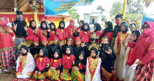 Tokoh Ada Kemacoaan Bawalipu foto bersama anak-anak yang mengikuti pelatihan Bahasa Wotu dan pemetasan seni tradisional Wotu dalam program Revitalisasai Bahasa Wotu berbasis komunitas, Minggu (24/10/2021). Foto:int/teraskata.com