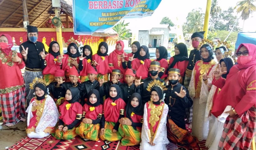 Tokoh Ada Kemacoaan Bawalipu foto bersama anak-anak yang mengikuti pelatihan Bahasa Wotu dan pemetasan seni tradisional Wotu dalam program Revitalisasai Bahasa Wotu berbasis komunitas, Minggu (24/10/2021). Foto:int/teraskata.com