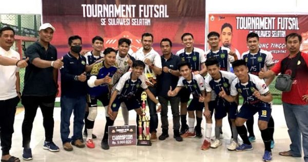 Tim Futsal asal Palopo, Alif Shakil juara turnamen futsal se-Sulsel 2021, di lapangan Sinar Situju, Minggu (21/11/2021). Foto: ist