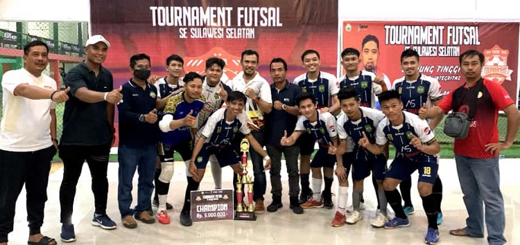 Tim Futsal asal Palopo, Alif Shakil juara turnamen futsal se-Sulsel 2021, di lapangan Sinar Situju, Minggu (21/11/2021). Foto: ist