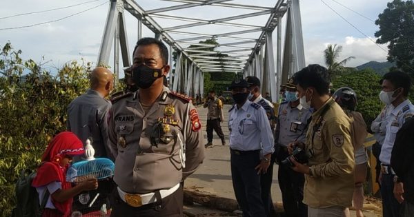 Dirlantas Polda Sulsel, Kombes Frans Sentoe saat meninjau kondisi Jembatan Miring Kota Palopo, Rabu (3/11/2021).