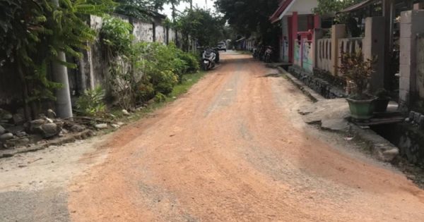 Jalan pemukiman warga Salassa, Luwu Utara dipenuhi tanah proyek tanggul Sungai Rongkong. Foto:Ist