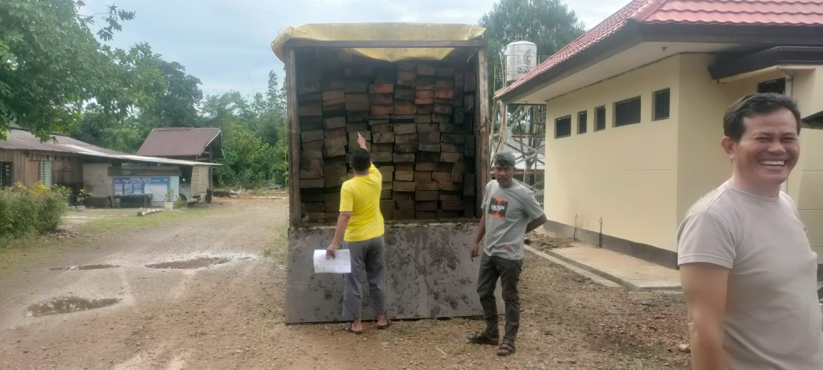 Polsek Wasuponda mengamankan kayu yang diduga Illegal logging. (rik)