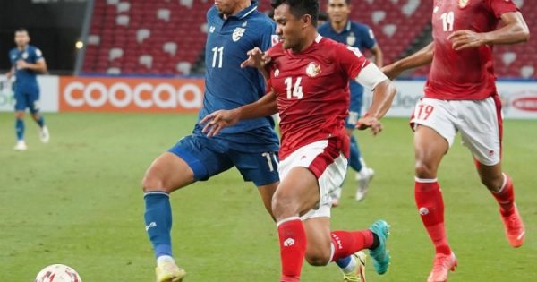 Aksi kapten Timnas Indonesia, Asnawi Mangkualam pada leg pertama final Piala AFF 2020 antara Indonesia vs Thailand di Stadion Nasional Singapura, Rabu (29/1/2021) malam. Foto:twitter @pssi
