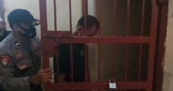 Tersangka kasus pemerkosaan puteri kembarnya sendiri, Supriadi (41), dijebloskan ke tahanan Mapolres Luwu Utara, Rabu (15/12/2021). Foto:Polres Lutra