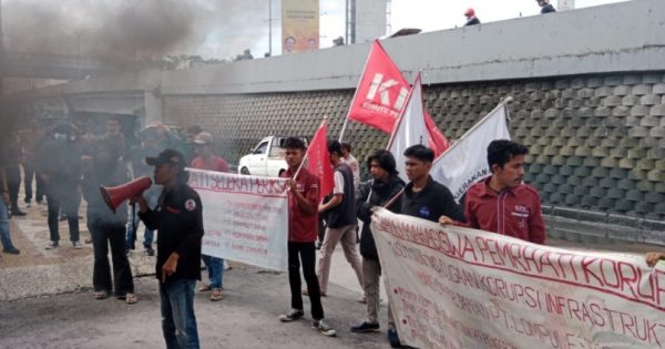 Aksi unjuk rasa Aliansi mahasiswa Pemerhati Korupsi (AMPK) dalam rangka hari Anti Korupsi Sedunia di depan Kantor Kejati Sulsel, Makassar, Kamis (9/12/2021). Foto: ist