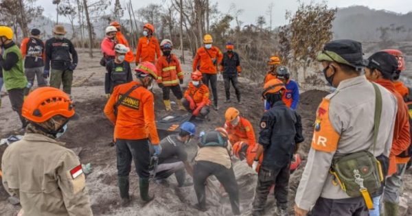 Tim Basarnas saat evakuasi korban gunung semeru erupsi (foto: dok Basarnas)