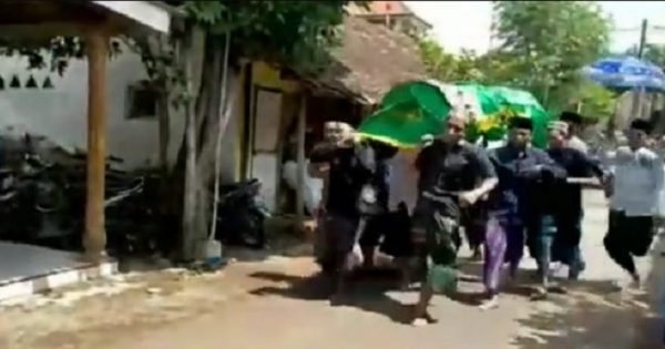 Warga di Desa Kluwut, Kecamatan Wonorejo, Pasuruan, Jawa Timur menggotong jenazah kades setempat sambil berlari. Foto:tangkapan layar video warganet
