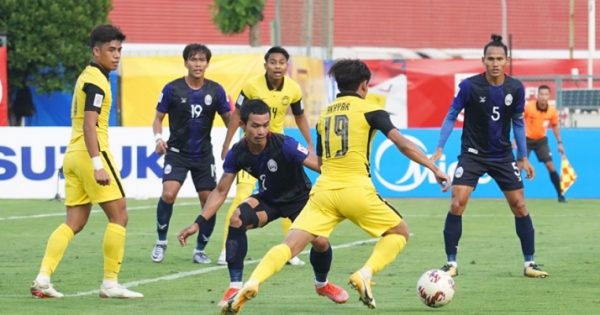 Pertandingan Kamboja vs Malaysia pada laga perdana Grup B Piala AFF 2020, di Bishan Stadium, Singapura, Senin (6/12/2021) sore. Foto: twitter @FAM_Malaysia