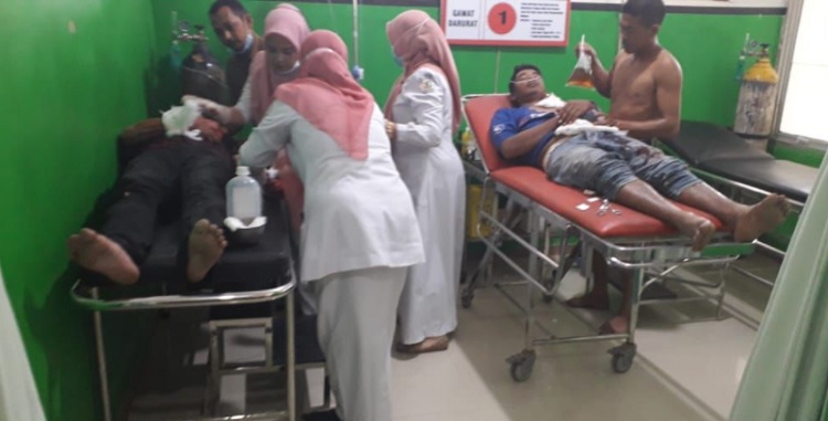 Korban pembacokan di Aceh Utara mendapat perawatan medis, Selasa (28/12/2021). Foto: zulfan/teraskata.com