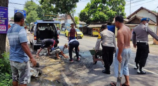 Polsek Ngunut Tambal Jalan Berlubang