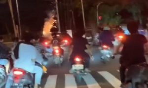 Tangkapan layar video puluhan pemotor mengejar kakek pengendara mobil SUV yang diteriaki maling, di Pulogadung, Jakarta Timur, Minggu (23/1/2022) dini hari.